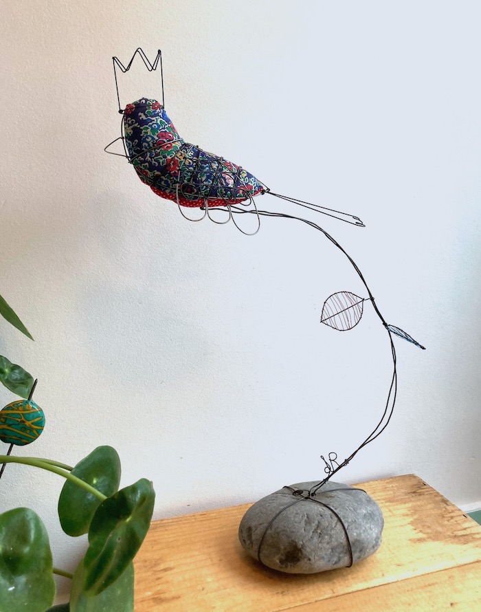 Oiseau caillou bleu foncé